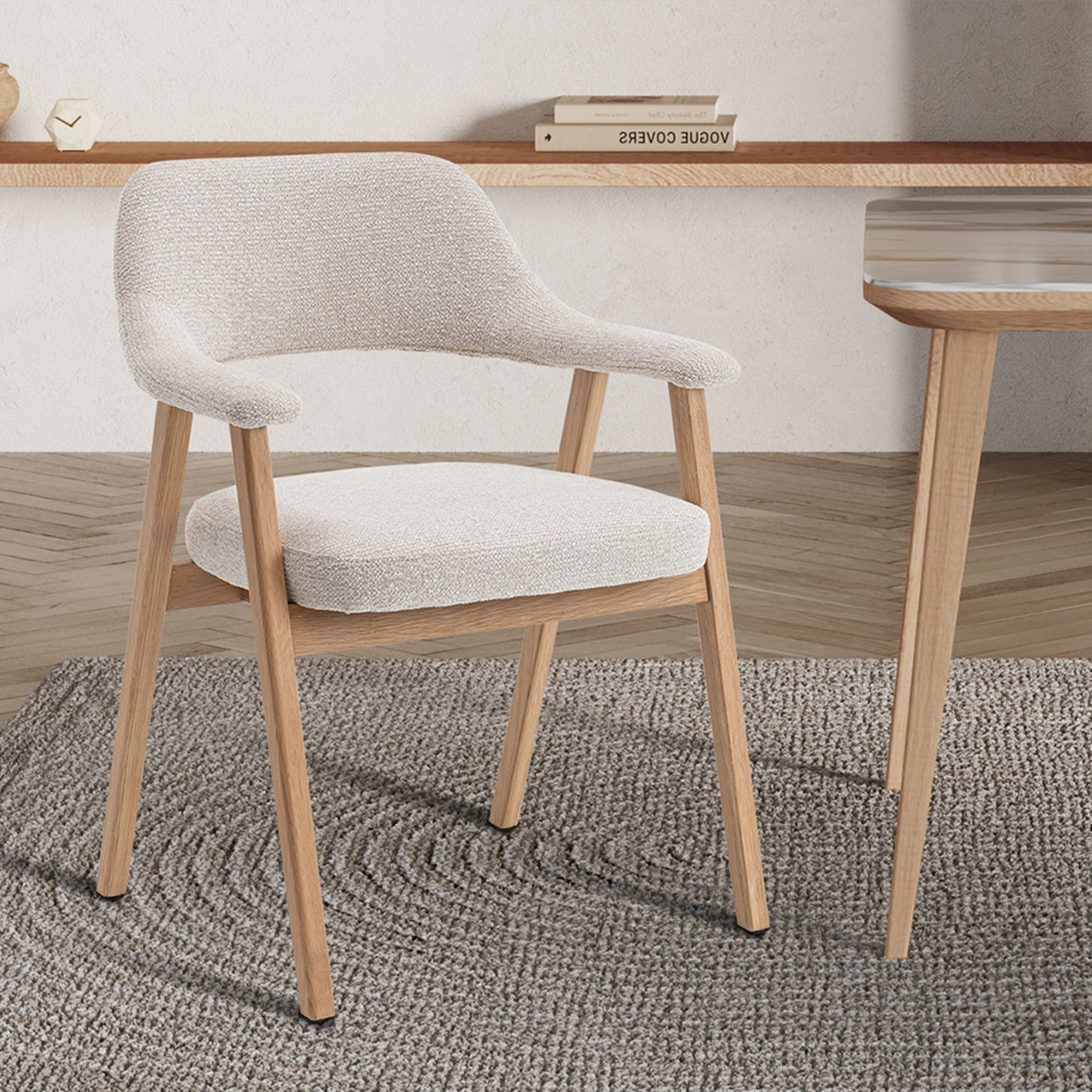 CORALIE Chaise de repas en tissu beige pieds chêne massif clair