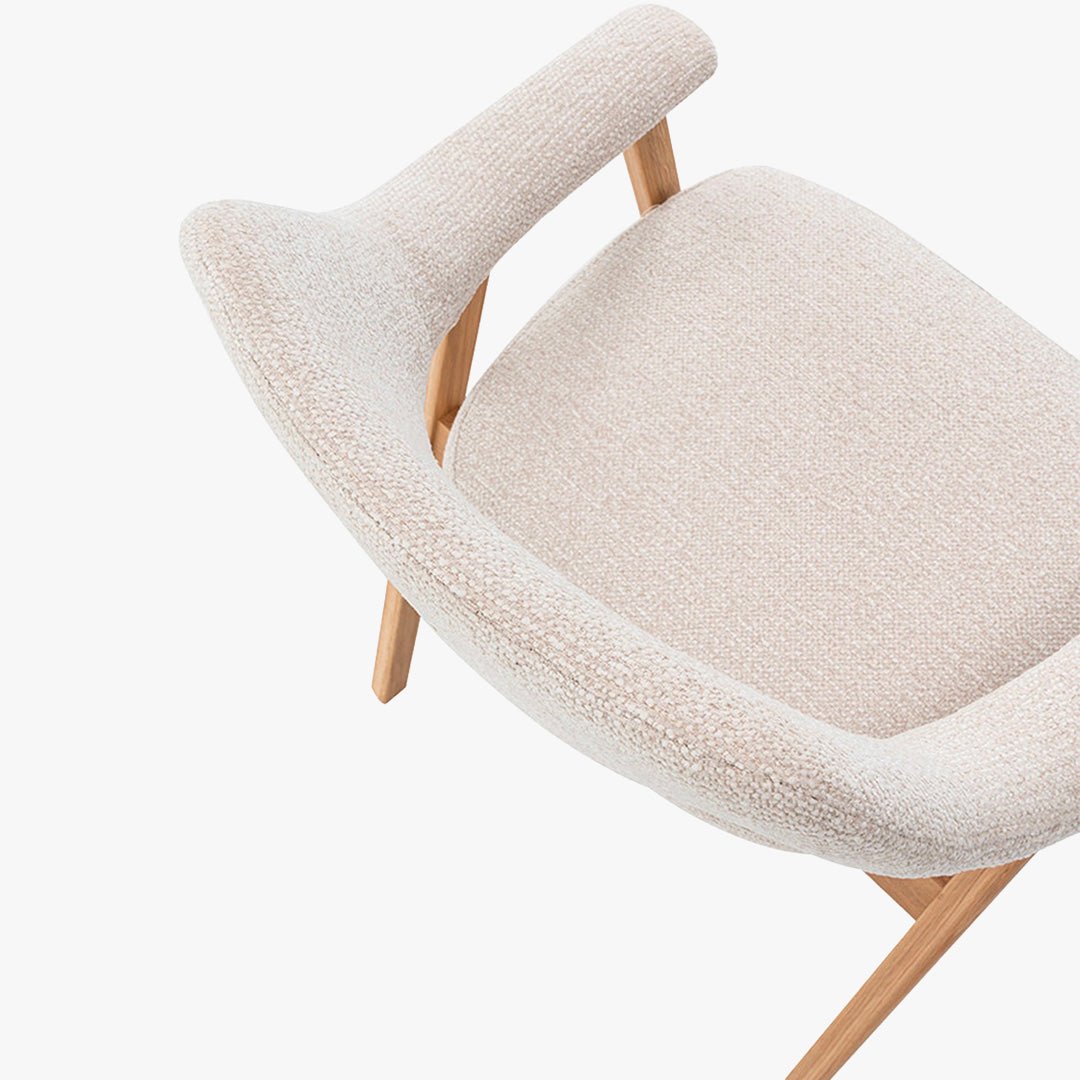 CORALIE Chaise de repas en tissu beige pieds chêne massif clair