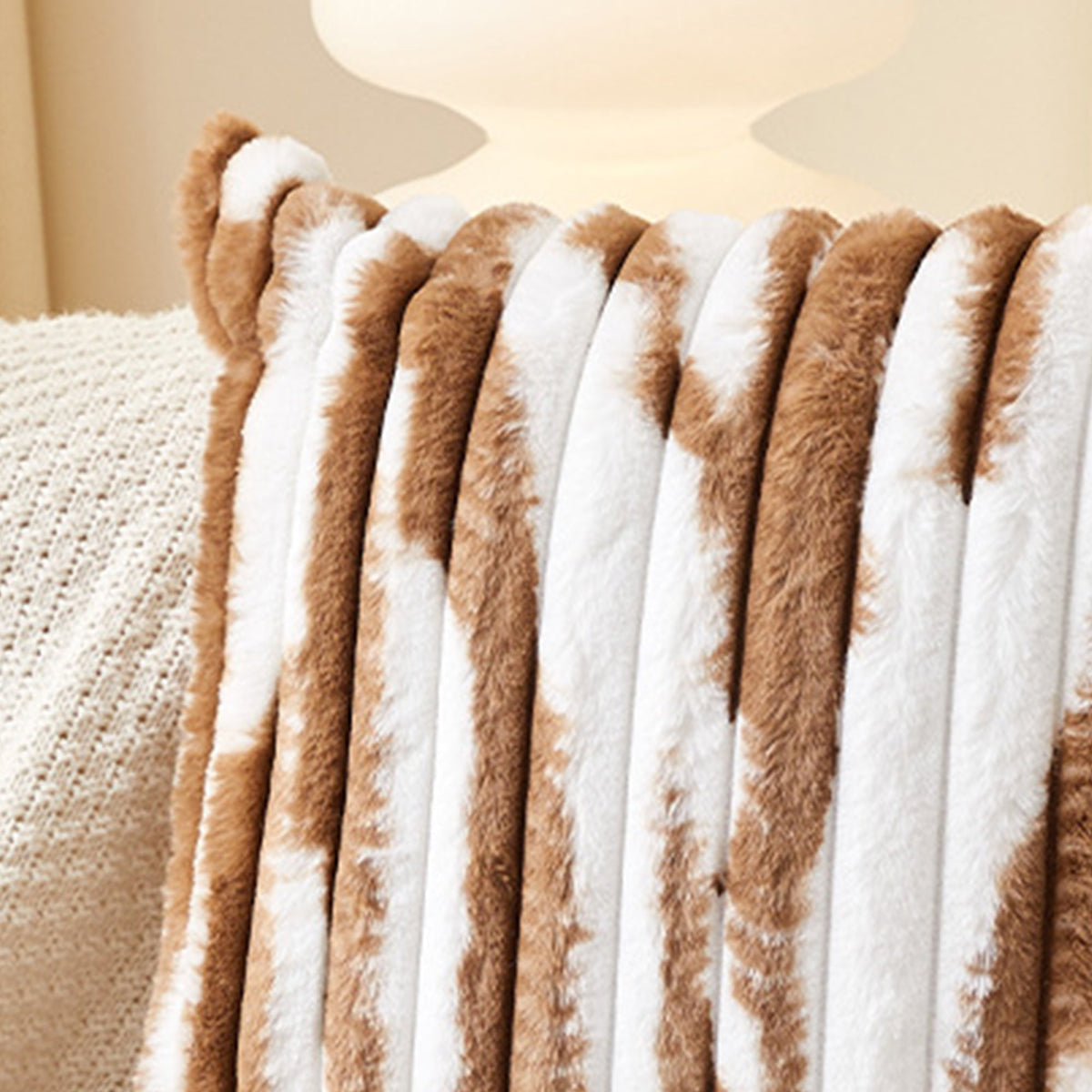 EVELYA Coussin carré en tissu côtelé camel et blanc 43x43 cm