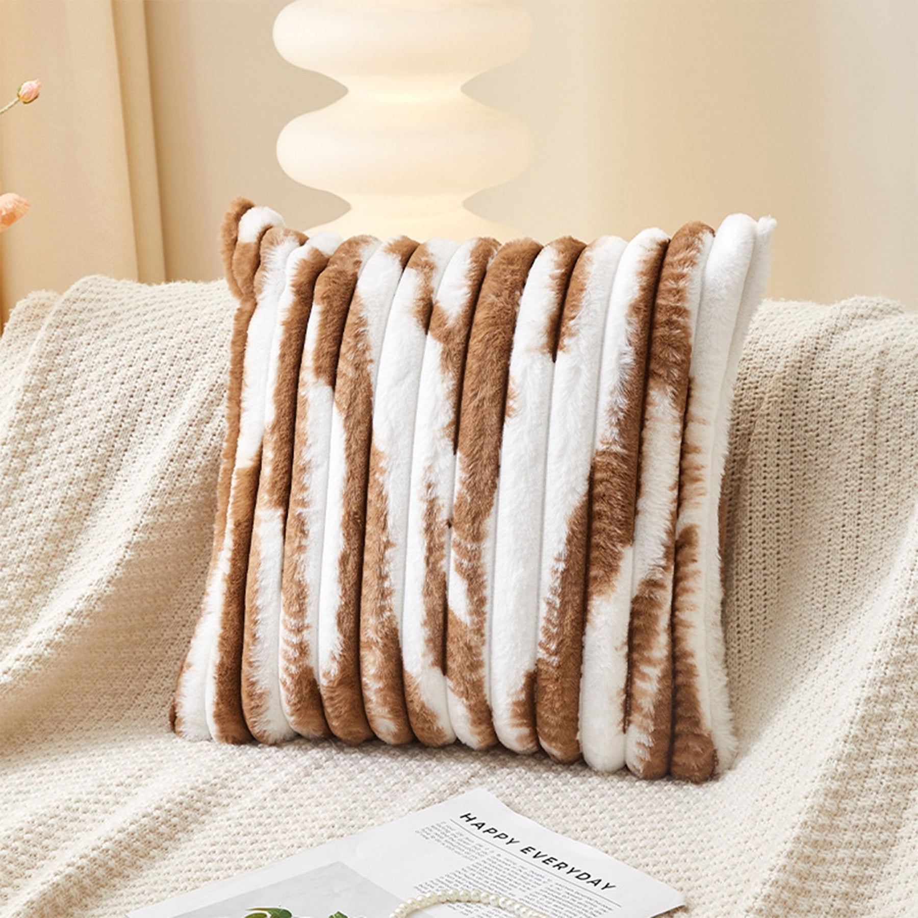 EVELYA Coussin carré en tissu côtelé camel et blanc 43x43 cm