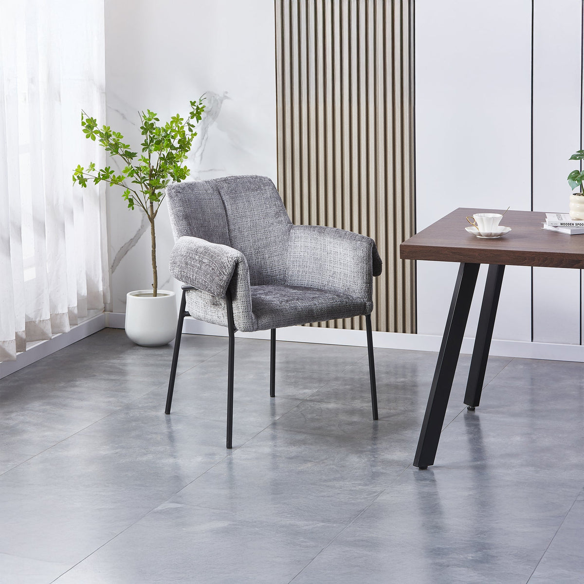 SARA Chaise en tissu gris clair pieds en métal noir
